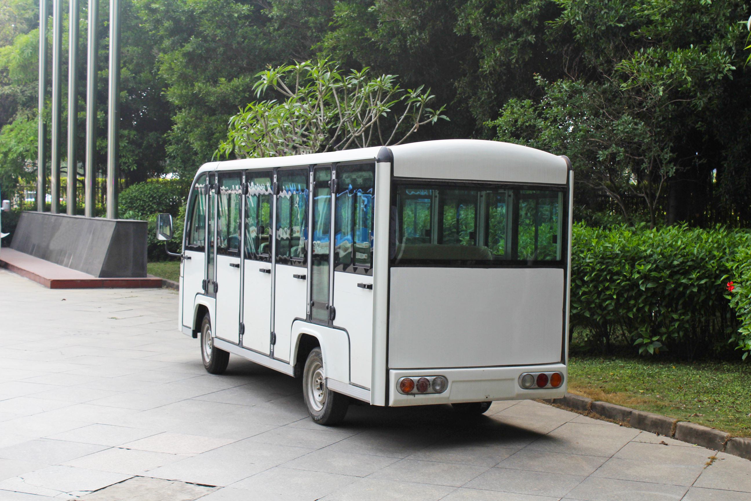 14座封闭式电动观光车